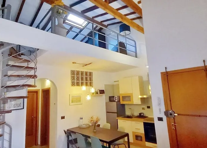 Tuscan Loft - 7 Guests With Patio