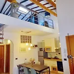 Tuscan Loft - 7 Guests With Patio